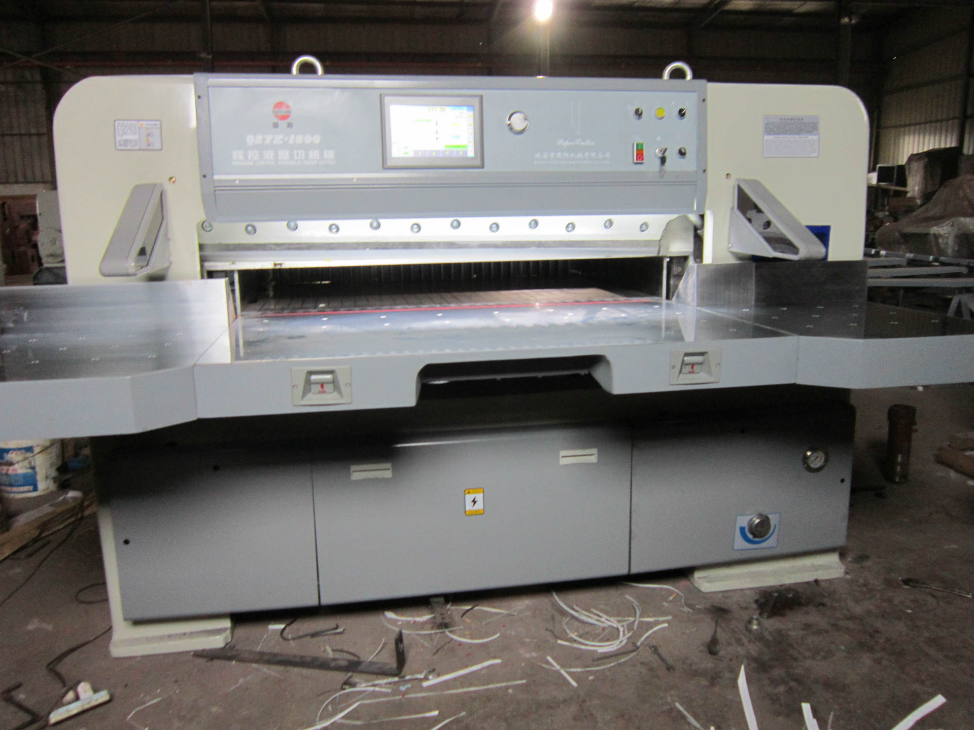 温州专业制造 国阳牌1680触摸屏切纸机详解